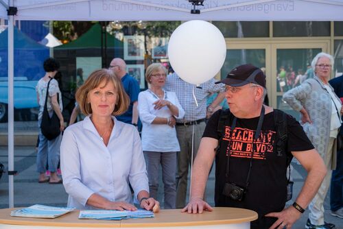 Die ständig stellvertretende Superintendentin Auras-Reiffen am Spendobel-Infostand. Foto: EvKkDo