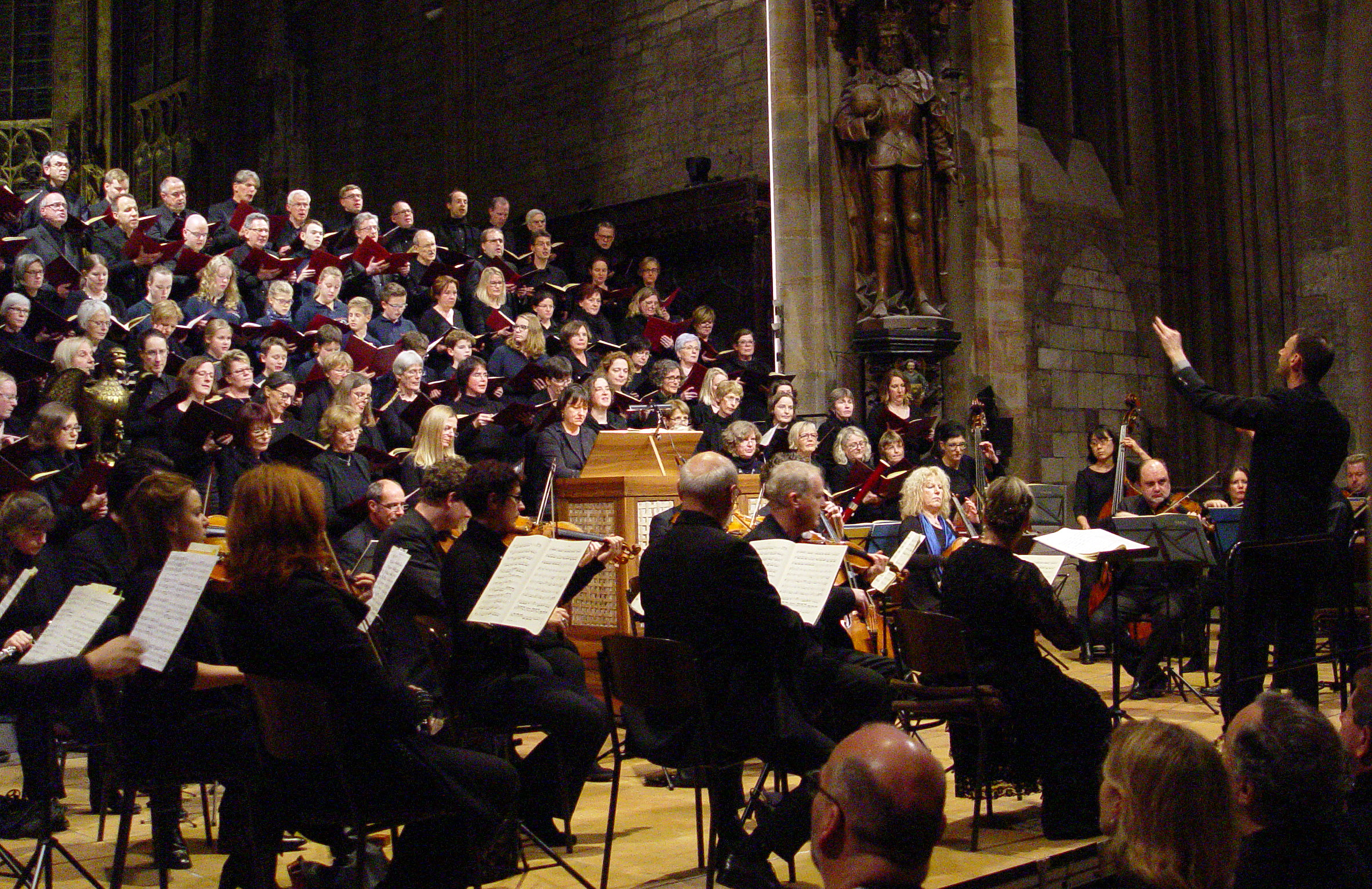 Bild eines Orchesters in einer Kirche